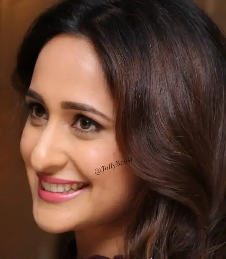 South Indian Model Pragya Jaiswal Without Makeup Face